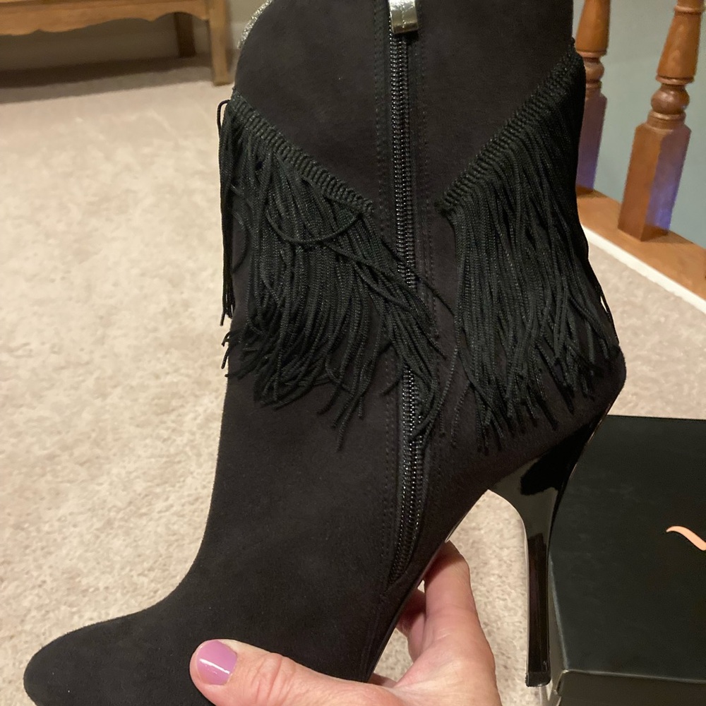 Nina “Tracy Sue” black suede stiletto boots/booties with fringe, women sz 9